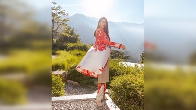 Dia Mirza commented on Karisma Kapoor's post and wrote, “Uffff.” Style by Ami Patel, her photos were clicked by photographer Rushabh Shah. (Instagram/@therealkarismakapoor) Dia Mirza commented on Karisma Kapoor's post and wrote, “Uffff.” Style by Ami Patel, her photos were clicked by photographer Rushabh Shah. (Instagram/@therealkarismakapoor)