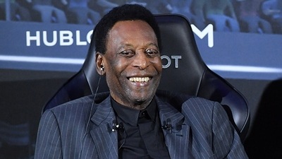 Pele posted on Instagram on Saturday evening to say that he is feeling 'strong' and 'with hope' (Getty) Pele posted on Instagram on Saturday evening to say that he is feeling 'strong' and 'with hope' (Getty)