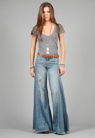 Wide-leg jeans are the ideal bottoms for both dressy and casual looks. (pinterest)