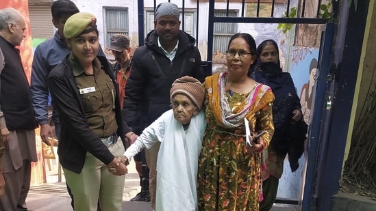106-year-old Smt. Shanti Bala Vaidya, resident of New Qutab Road, New Delhi casts her vote at a polling centre.(Photo and information source: Delhi Police)