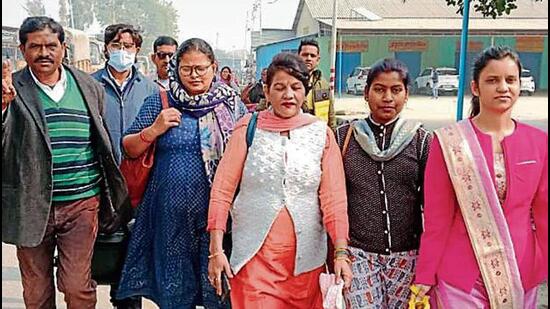 Polling parties leaving from the Mainpuri headquarters on the eve of the bypolls in Uttar Pradesh. (HT PHOTO) Polling parties leaving from the Mainpuri headquarters on the eve of the bypolls in Uttar Pradesh. (HT PHOTO)