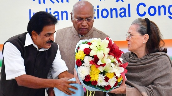 Congress leader Sonia Gandhi being felicitated by party leader KC Venugopal with Congress President Mallikarjun Kharge during the party's Steering Committee meeting, at AICC HQ in New Delhi. (HT)