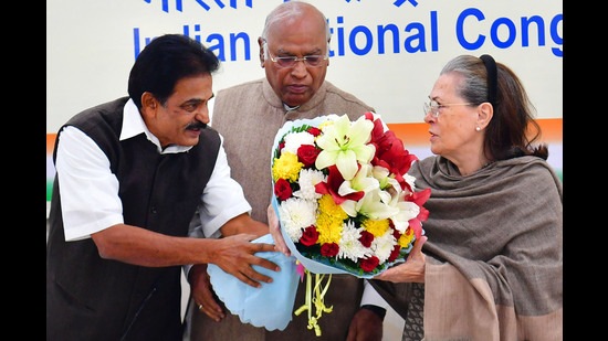 Congress leader Sonia Gandhi being felicitated by party leader KC Venugopal with Congress President Mallikarjun Kharge during the party's Steering Committee meeting, at AICC HQ in New Delhi. (HT) Congress leader Sonia Gandhi being felicitated by party leader KC Venugopal with Congress President Mallikarjun Kharge during the party's Steering Committee meeting, at AICC HQ in New Delhi. (HT)