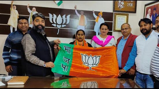 Ambala City, Independent councillor (house member) Rubi Sauda on Saturday joined the BJP days ahead of the elections for the senior deputy and deputy mayor of Municipal Corporation, Ambala City. (HT Photo)