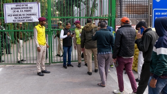 New Delhi, Dec 03 (ANI): Polling officials arrive at a polling booth to collect the polling materials on the eve of Municipal Corporation of Delhi (MCD) elections, at Atal Adarsh Bengali Balika Vidyalaya, Gole Market, in New Delhi on Saturday. (ANI Photo/ Amit Sharma)(Amit Sharma )