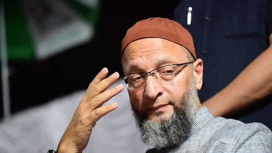 President of the All India Majlis-e-Ittehadul Muslimeen (AIMM) Asaduddin Owaisi gestures at a rally in Jamalpur area of Ahmedabad, ahead of Gujarat assembly elections.(AFP)