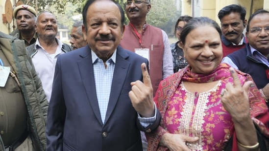 Bharatiya Janata Party (BJP) MP Harsh Vardhan shows his finger marked with indelible ink after casting his vote for the MCD elections at a polling station in Krishna Nagar area in East Delhi.(PTI)