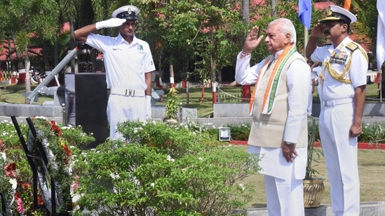Kerala Governor Arif Mohammed Khan pays tribute at the War Memorial on the occasion of Navy Day in Kochi.(PTI)