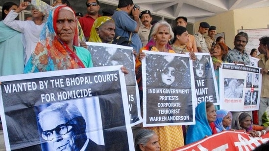 Bhopal gas tragedy victims stage demonstration outside a court. (Mujeeb Faruqui/HT File Photo)