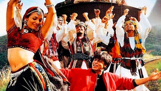 Malaika Arora and Shah Rukh Khan dance on top of a train in Chaiyya Chaiyya.