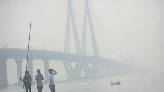 Mumbai, India - Dec. 4, 2022: People enjoy evening in the hazy weather near Bandra fort in Mumbai, India, on Sunday, December 4, 2022. (Photo by Satish Bate/ Hindustan Times) (Hindustan Times)
