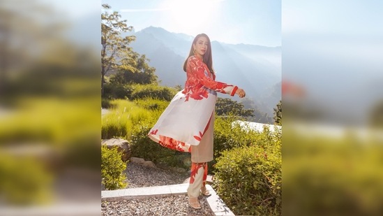 Dia Mirza commented on Karisma Kapoor's post and wrote, “Uffff.” Style by Ami Patel, her photos were clicked by photographer Rushabh Shah.(Instagram/@therealkarismakapoor)