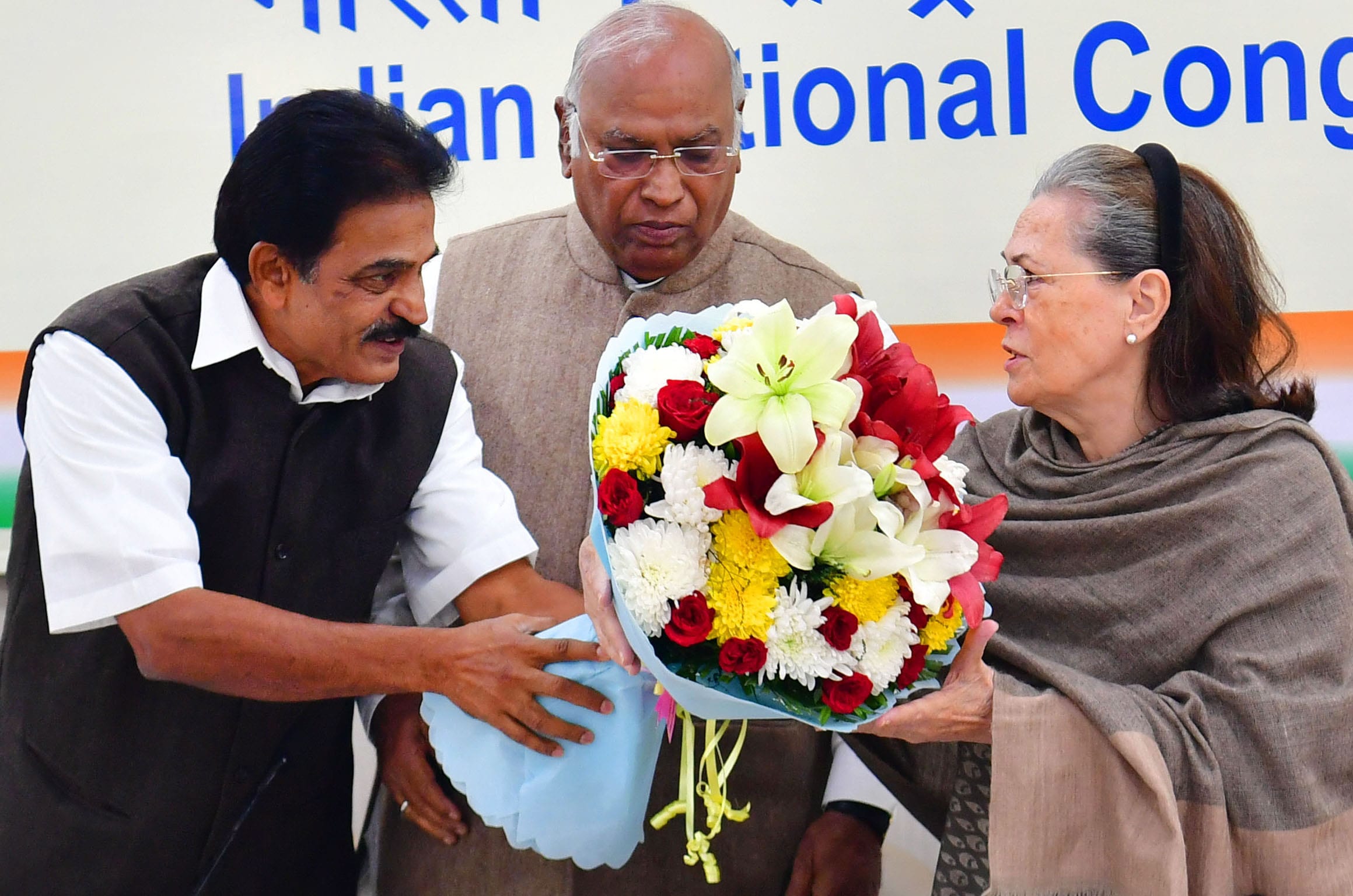 Congress leader Sonia Gandhi being felicitated by party leader KC Venugopal with Congress President Mallikarjun Kharge during the party's Steering Committee meeting, at AICC HQ in New Delhi. (HT) Congress leader Sonia Gandhi being felicitated by party leader KC Venugopal with Congress President Mallikarjun Kharge during the party's Steering Committee meeting, at AICC HQ in New Delhi. (HT)
