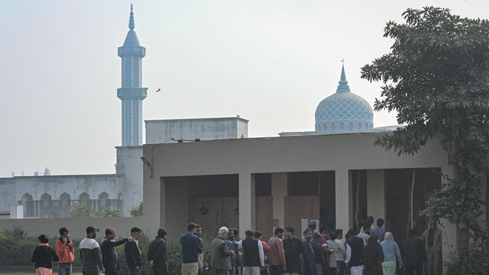 Voters at a polling booth in Shaheen Bagh during the MCD elections on Sunday. (Sanchit Khanna/HT Photo) Voters at a polling booth in Shaheen Bagh during the MCD elections on Sunday. (Sanchit Khanna/HT Photo)