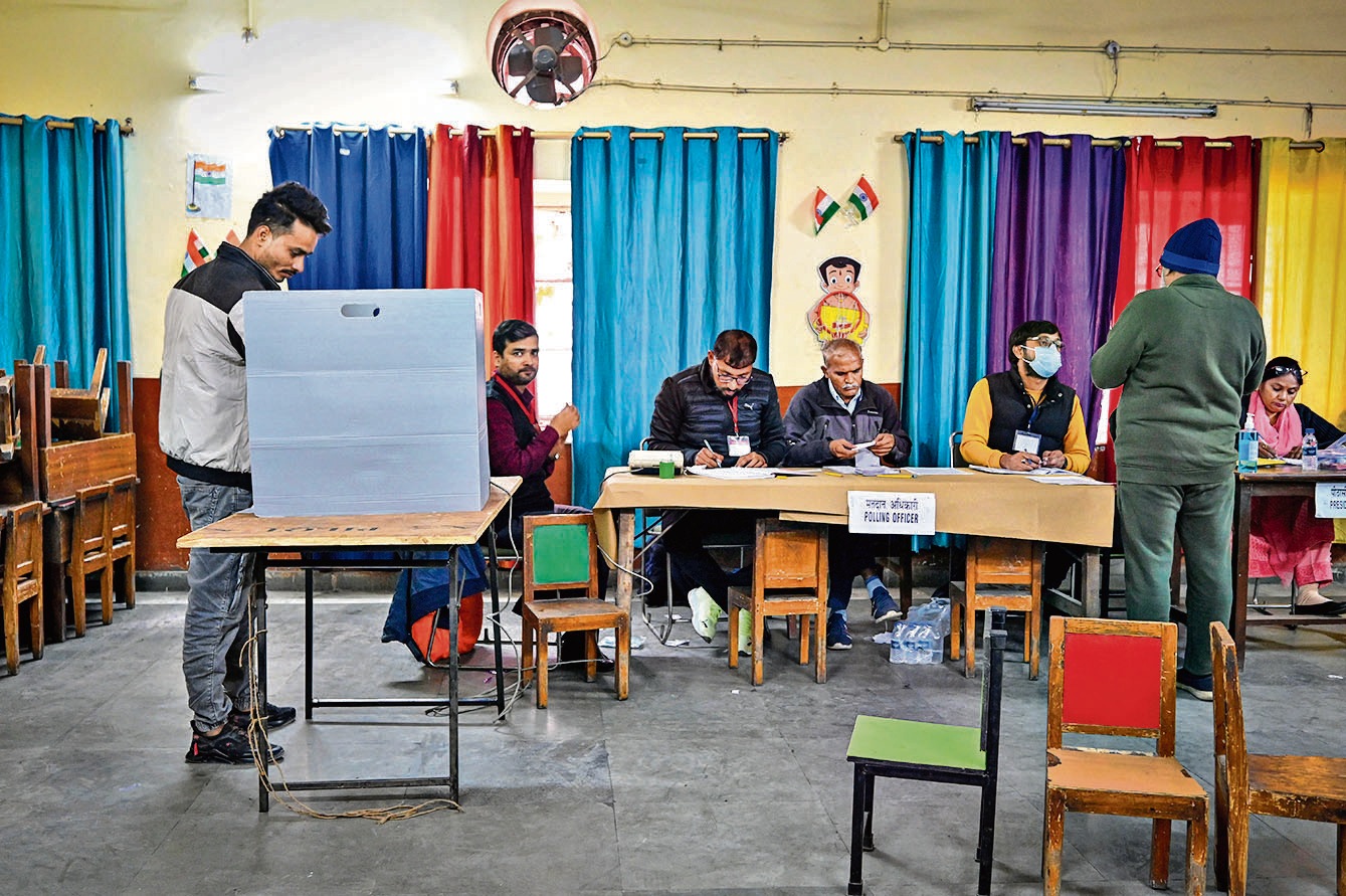 A man casts his vote in Jamia Nagar on Sunday. (Sanchit Khanna/HT Photo) A man casts his vote in Jamia Nagar on Sunday. (Sanchit Khanna/HT Photo)