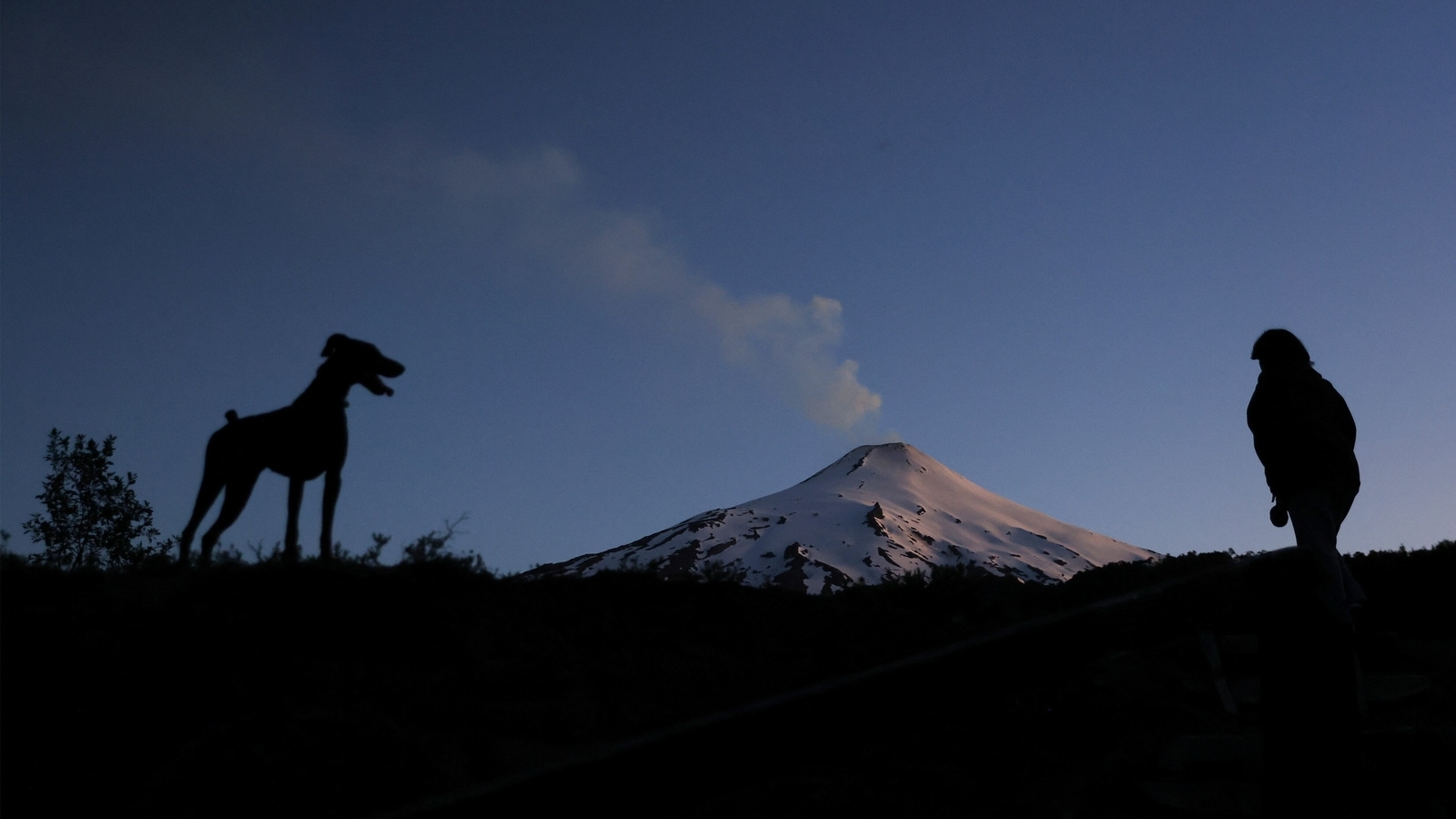Chile alerta mientras volcán activo retumba y arroja llamas |  Noticias del mundo
