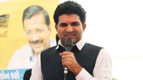 Isudan Gadhvi - Aam Admi Party (AAP) chief ministerial candidate for 2022 Gujarat Assembly election - addresses a public meeting at Jam Raval in Jamnagar. (Credit: ANI)