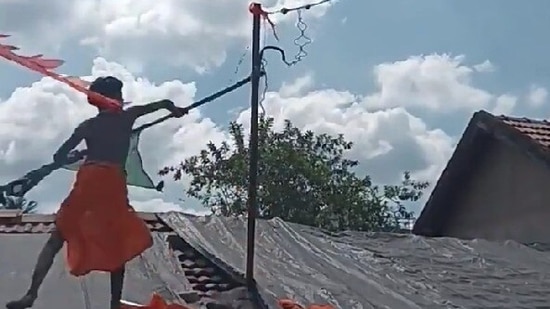 K'taka police initiate action against the person in 'viral' Srirangapatna video (Screengrab from Twitter video.)