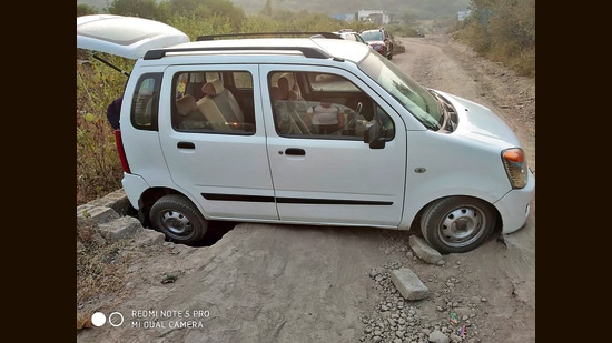 Morning walkers along the Baner main road have complained about incomplete footpaths and open manholes. (HT photo)