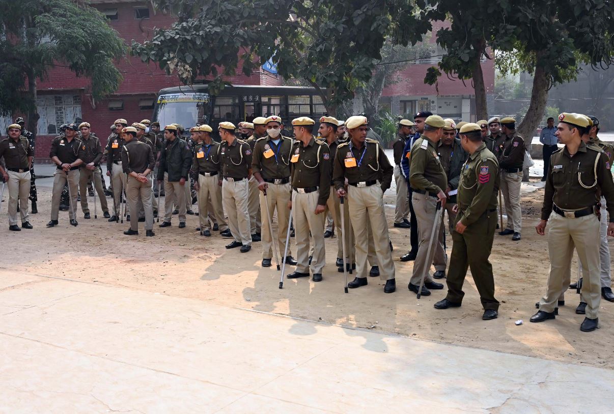 Heavy security presence out side a Polling booth in a Govt School at Chhattarpur Pahari, (area where walker were Murdered ) for elections of the Municipal Corporation of Delhi (MCD) , in New Delhi , India, on Sunday, December 4, 2022. (Photo by Vipin Kumar/ Hindustan Times)