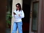 Kareena Kapoor’s white sweatshirt, blue denims is the epitome of weekday chill(HT Photos/Varinder Chawla) Kareena Kapoor’s white sweatshirt, blue denims is the epitome of weekday chill(HT Photos/Varinder Chawla)