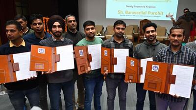 Saying that it is essential to maintain people’s confidence and faith in the public service delivery system, Purohit asked the recruits to provide responsive administration at the base-level. MP Kirron Kher also congratulated the new firemen. (Keshav Singh/HT)