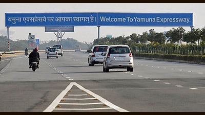 The speed limit will be reduced from 100kmph to 80kmph for light vehicles and from 80kmph to 60kmph for heavy vehicles. (HT Archive) The speed limit will be reduced from 100kmph to 80kmph for light vehicles and from 80kmph to 60kmph for heavy vehicles. (HT Archive)