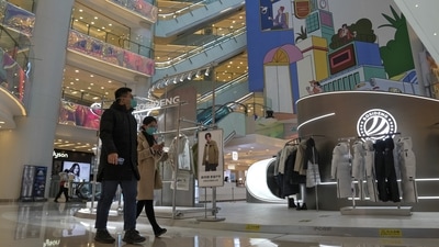 Shoppers walk through a shopping mall after it reopened following the easing of anti-virus controls in Beijing, on December 6. The easing of coronavirus restrictions has sparked optimism among investors for a broader reopening of the world's second biggest economy that could boost global growth. (Andy Wong / AP) Shoppers walk through a shopping mall after it reopened following the easing of anti-virus controls in Beijing, on December 6. The easing of coronavirus restrictions has sparked optimism among investors for a broader reopening of the world's second biggest economy that could boost global growth. (Andy Wong / AP)