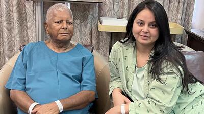 Rashtriya Janata Dal (RJD) chief Lalu Prasad Yadav and his daughter Rohini Acharya ahead of the transplant. (Twitter) Rashtriya Janata Dal (RJD) chief Lalu Prasad Yadav and his daughter Rohini Acharya ahead of the transplant. (Twitter)