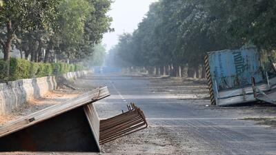 A view of a closed road along Noida expressway at Sector 96 on Tuesday. (Sunil Ghosh/HT Photo) A view of a closed road along Noida expressway at Sector 96 on Tuesday. (Sunil Ghosh/HT Photo)