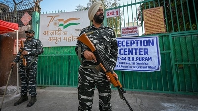 Security personnel guarding the complex containing EVMs of MCD election 2022 on the eve of counting day at Gole Market in New Delhi, (Photo by Sanchit Khanna/ Hindustan Times) Security personnel guarding the complex containing EVMs of MCD election 2022 on the eve of counting day at Gole Market in New Delhi, (Photo by Sanchit Khanna/ Hindustan Times)
