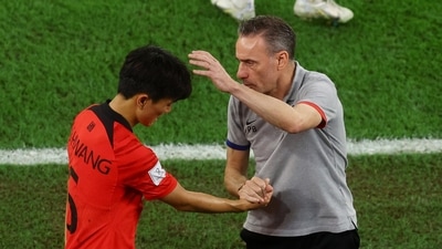 FIFA World Cup Qatar 2022 - Round of 16 - Brazil v South Korea - South Korea's Hwang In-beom with coach Paulo Bento after being substituted REUTERS/Paul Childs (REUTERS)