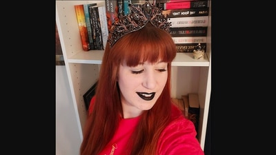 The image shows the writer whose tweet received replies from famous authors like  Stephen King, Margaret Atwood, and Neil Gaiman. (linktr.ee/chelseawritesbooks)