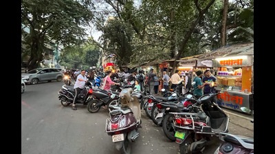 Double parked vehicles on Bhandarkar road on Tuesday. (HT PHOTO) Double parked vehicles on Bhandarkar road on Tuesday. (HT PHOTO)