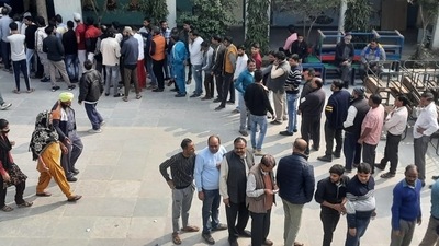 Delhi MCD election 2022: People stand in long queue to cast their vote at Chattarpahari Pahari School. Delhi MCD election 2022: People stand in long queue to cast their vote at Chattarpahari Pahari School.