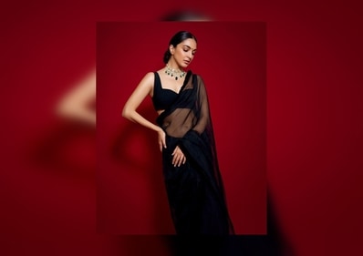 Kiara Advani donned this elegant black saree teamed with a sleeveless blouse and pearl choker. (Instagram/@kiaraaliaadvani) Kiara Advani donned this elegant black saree teamed with a sleeveless blouse and pearl choker. (Instagram/@kiaraaliaadvani)