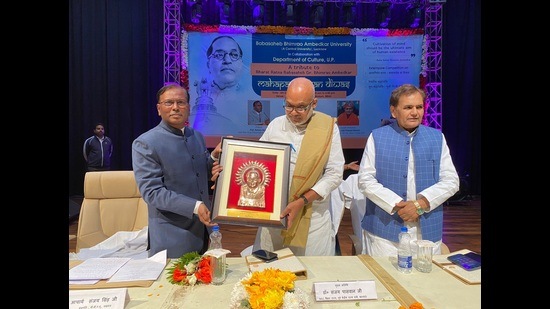 BBAU vice-chancellor Sanjay Singh (left) with Sanjay Paswan, MLC, Bihar (centre) greets Lalji Prasad Nirmal, chairman, Scheduled Caste Finance and Development Corporation, Uttar Pradesh in Lucknow on Tuesday. (HT Photo)