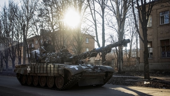 As Russia's attack on Ukraine continued, Ukrainian servicemen were seen riding atop a tank in Bakhmut in Donetsk region, on December 5.&nbsp;(Yevhen Titov / REUTERS)
