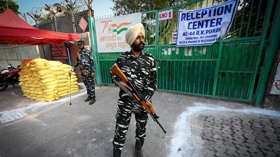 Security personnel guard the complex containing EVMs in a school at Gole Market in New Delhi on Monday. (Sanchit Khanna/HT Photo)