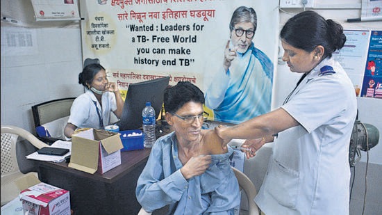 Thane, India - July 22, 2022: A health worker inoculates a beneficiary with a booster dose against Covid-19 at TMC's C.R. Wadia Hospital vaccinationj centre, in Thane, Mumbai, India, on Friday, July 22, 2022. (Praful Gangurde/HT Photo) (HT PHOTO)