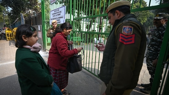 Security personnel guarding the complex containing EVM Machines of MCD Elections 2022 at Gole Market in New Delhi.(Hindustan Times)