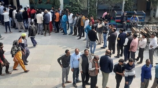 Delhi MCD election 2022: People stand in long queue to cast their vote at Chattarpahari Pahari School.