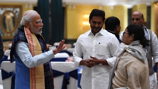 PM Modi with Andhra Pradesh Chief Minister Jagan Mohan Reddy and West Bengal Chief Minister Mamata Banerjee.(PTI)