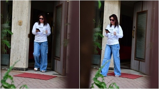 Kareena Kapoor’s white sweatshirt, blue denims is the epitome of weekday chill(HT Photos/Varinder Chawla)