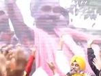 AAP supporters dancing to 'Rinkiya ke Papa' (twitter.com/aartic02) AAP supporters dancing to 'Rinkiya ke Papa' (twitter.com/aartic02)