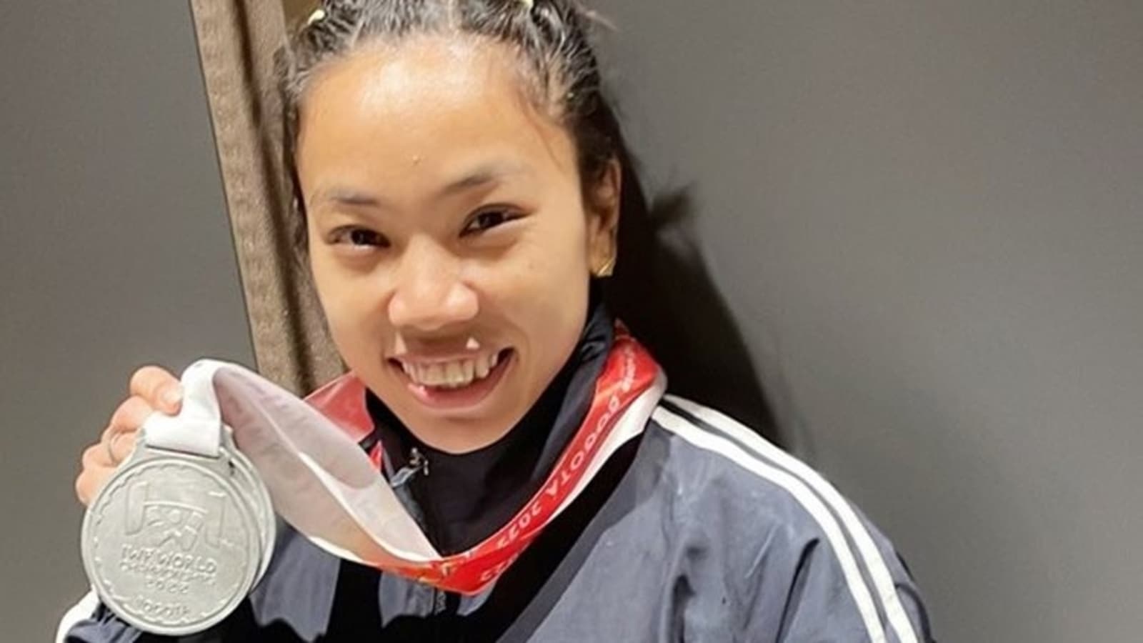 Mirabai Chanu defies injury to lift World Championships silver