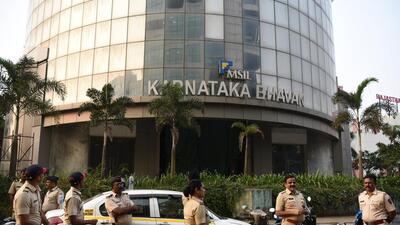 Police personnel outside Karnataka Bhawan as Maharashtra-Karnataka border dispute intensifies, at Vashi, in Navi Mumbai. (Bachchan Kumar/HT Photo) Police personnel outside Karnataka Bhawan as Maharashtra-Karnataka border dispute intensifies, at Vashi, in Navi Mumbai. (Bachchan Kumar/HT Photo)