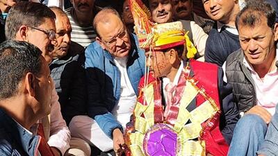 Rahul Kumar, who was going for his wedding, halted the wedding procession for a short time to join the Congress protest to demand reopening of the Kathgodam-Haidakhan road