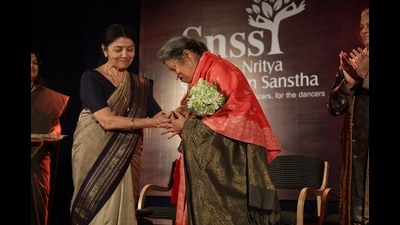 Kathak Guru Shama Bhate felicitated at the MES auditorium, Kothrud, for receiving the prestigious ‘Sangeet Natak Akademi Award.’ (HT PHOTOat) Kathak Guru Shama Bhate felicitated at the MES auditorium, Kothrud, for receiving the prestigious ‘Sangeet Natak Akademi Award.’ (HT PHOTOat)