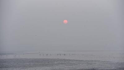 Mumbai, India - December 07, 2022: Dadar Chowpatty engulfed in smog amid hazy weather, at Dadar, in Mumbai, India, on Wednesday, December 07, 2022. (Photo by Vijay Bate/HT Photo) (HT PHOTO) Mumbai, India - December 07, 2022: Dadar Chowpatty engulfed in smog amid hazy weather, at Dadar, in Mumbai, India, on Wednesday, December 07, 2022. (Photo by Vijay Bate/HT Photo) (HT PHOTO)